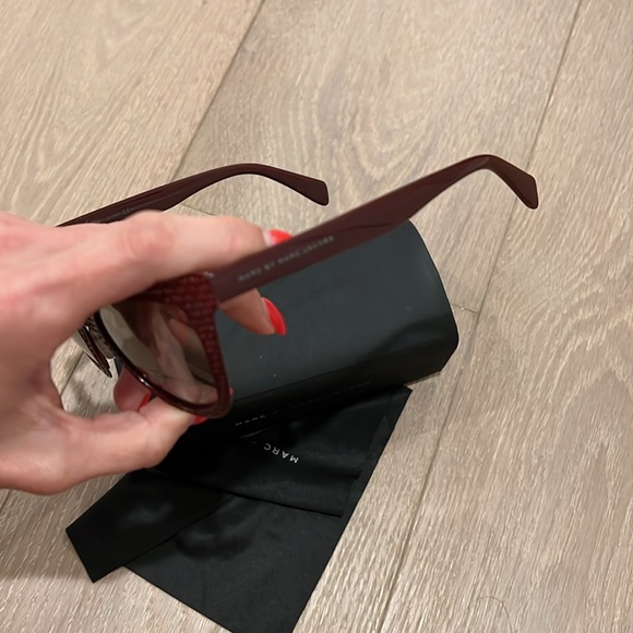 Marc by Marc Jacobs Maroon Mirrored Cat Eye Sunglasses with Box & Wipe - Picture 8 of 8